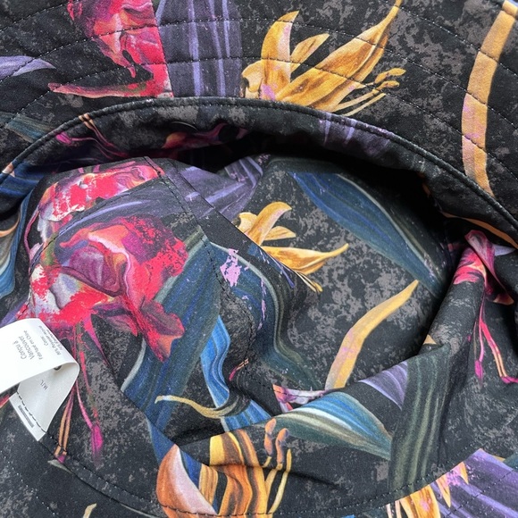 Lululemon Athletica Both Ways Purple and Floral Bucket Hat - Picture 4 of 5